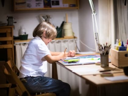 Освещение в помещении, где учит уроки школьник