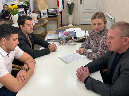 Министр спорта Крыма провела встречу с Эльдаром Эмировым и его тренером Ленуром Мамедовым