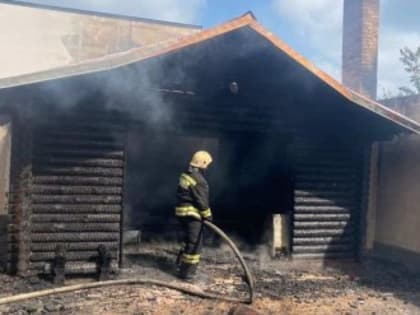 В Севастополе горела беседка из сруба