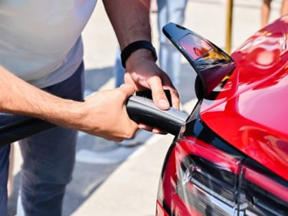 В Симферополе открыли зарядную станцию для электромобилей