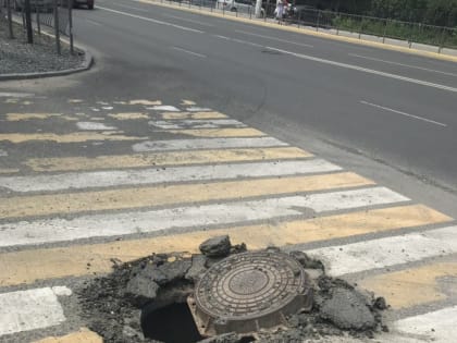 В центре Симферополя отремонтировали аварийный люк на "зебре"