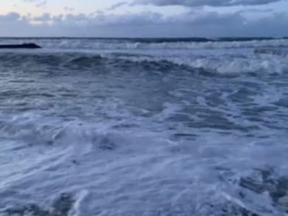 Разрушенную «штормом века» набережную в Рыбачьем начали восстанавливать