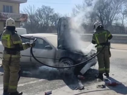 Легковушка загорелась на Московском шоссе в Симферополе