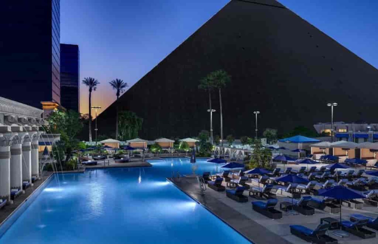 Luxor Hotel Las Vegas Luxor-Las-Vegas-Pools2 tfhcl6