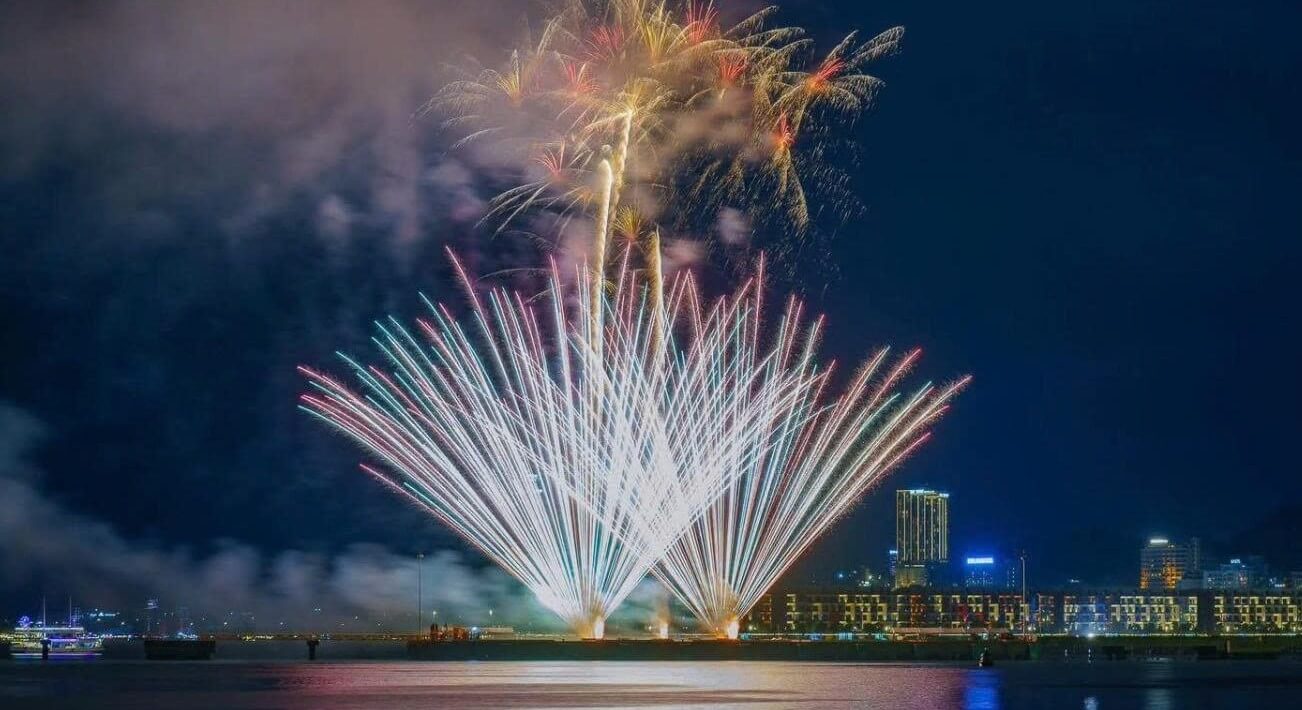 Khu vực hồ bơi khách sạn sang trọng Dubai