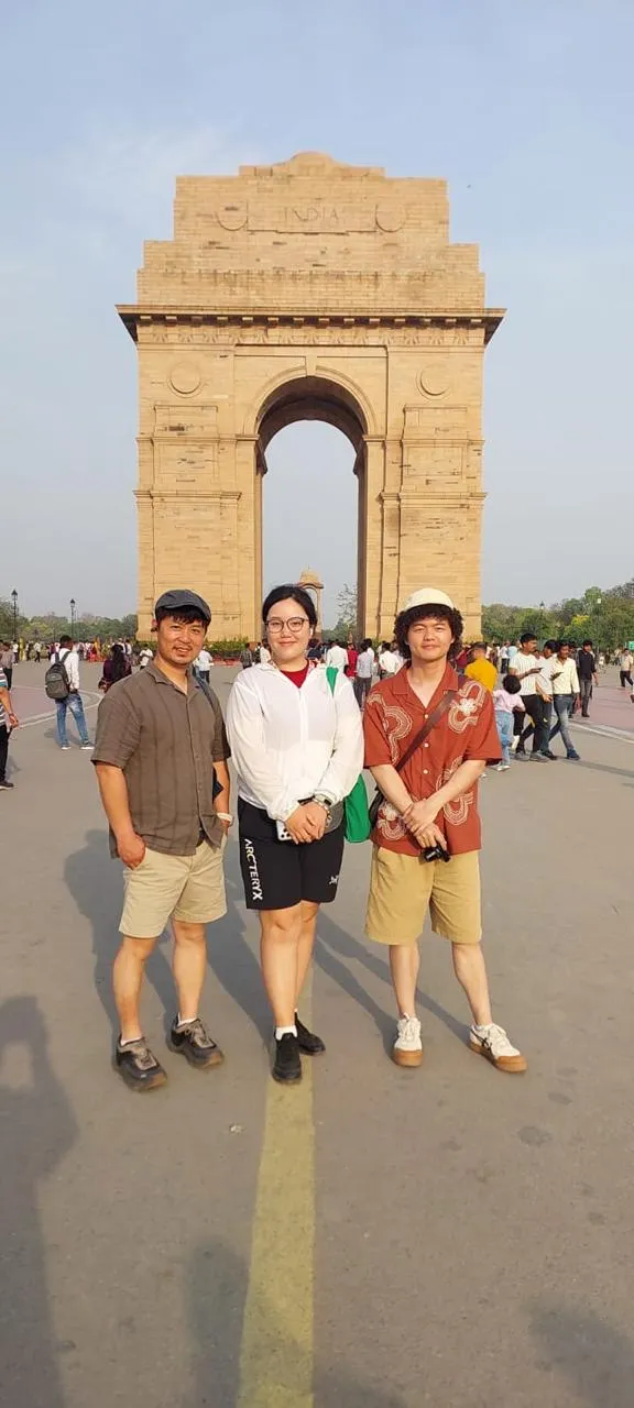 旅客们在新德里印度门前合影
