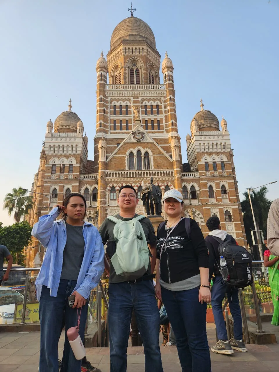 旅客们在孟买一座哥特式历史建筑前合影