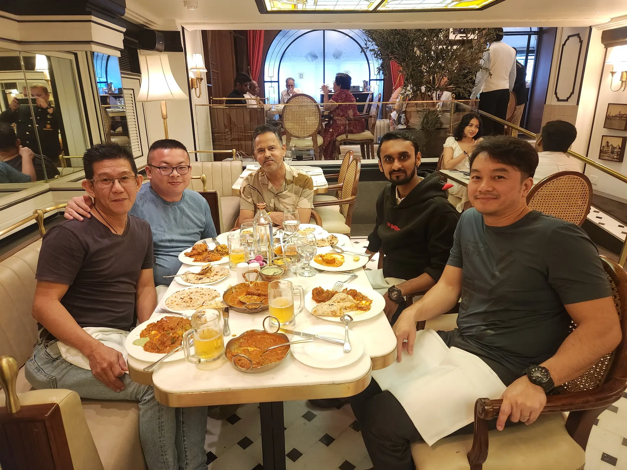 酷熊猫旅行团在餐厅共进晚餐