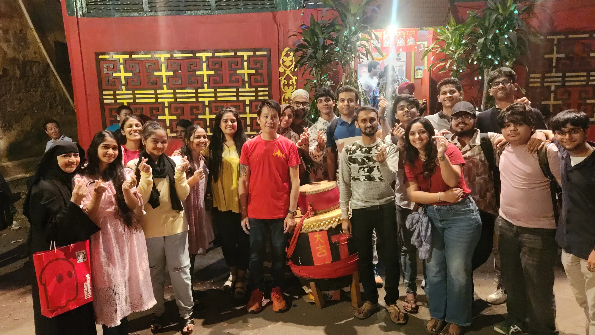 一大群人在中式主题场地共同庆祝