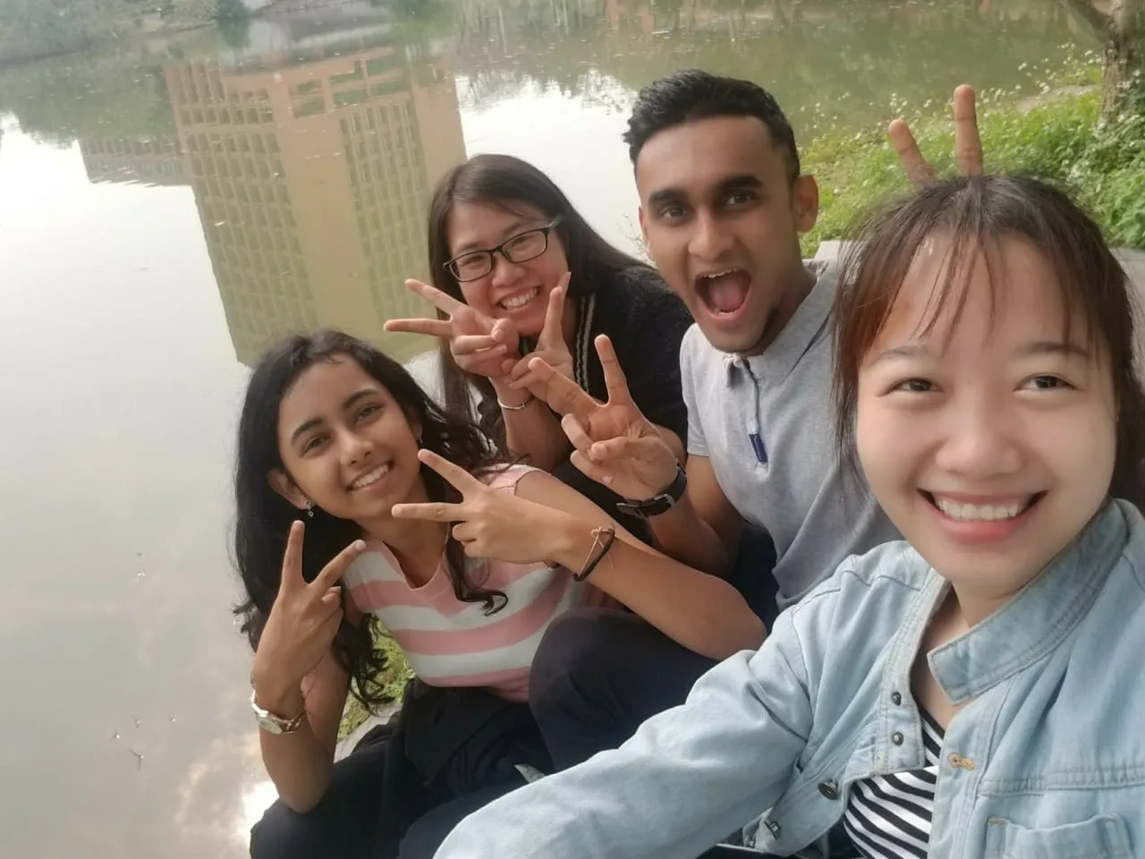 朋友们在湖边开心自拍