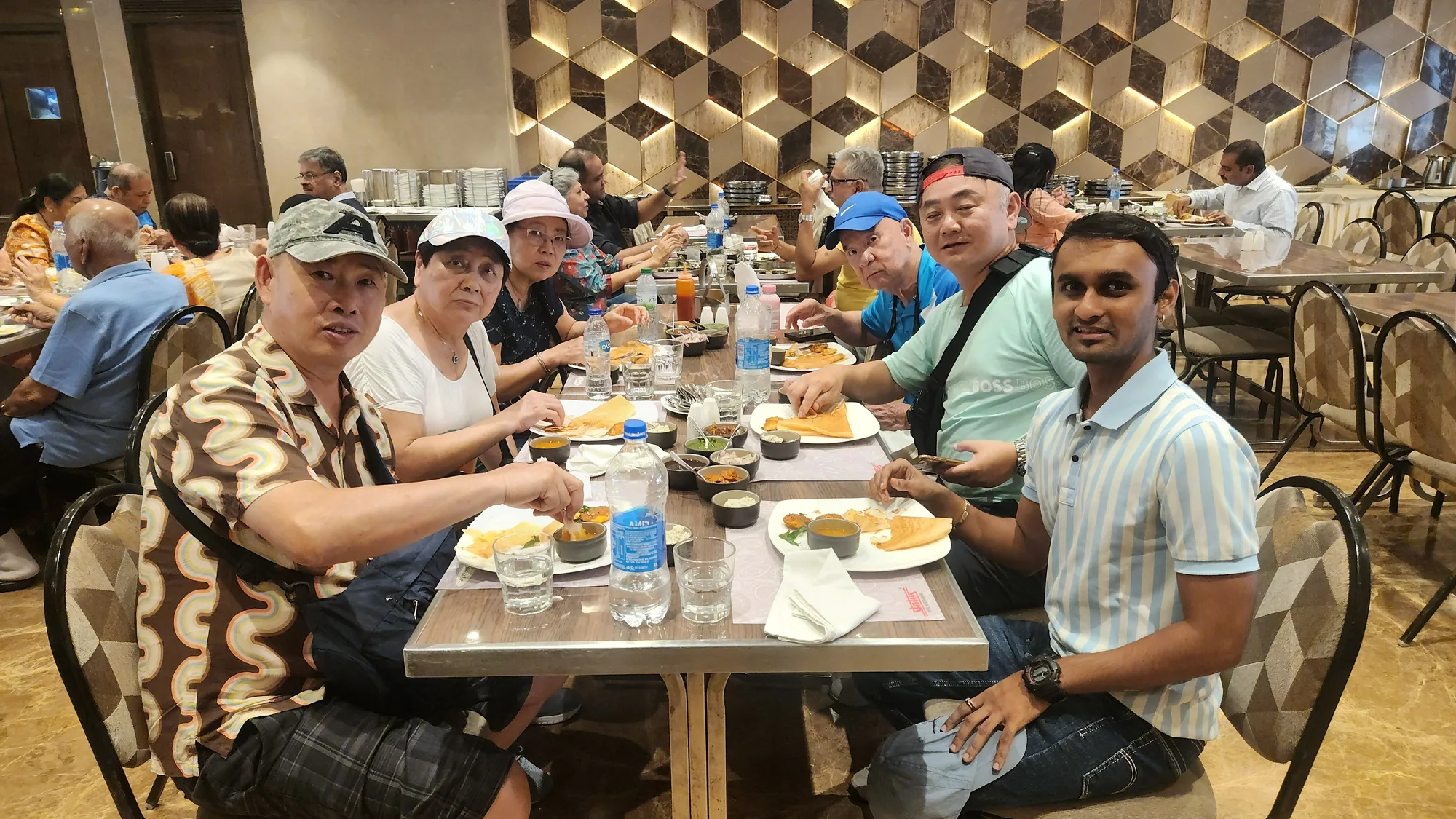 酷熊猫旅行团围坐长桌共进午餐