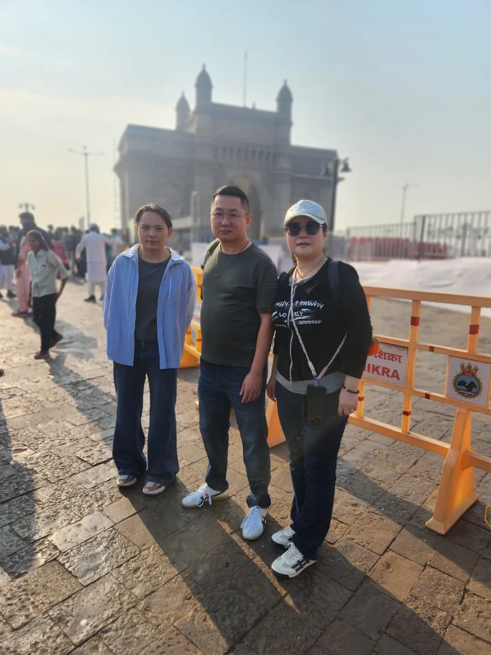 旅客们在孟买印度门前合影