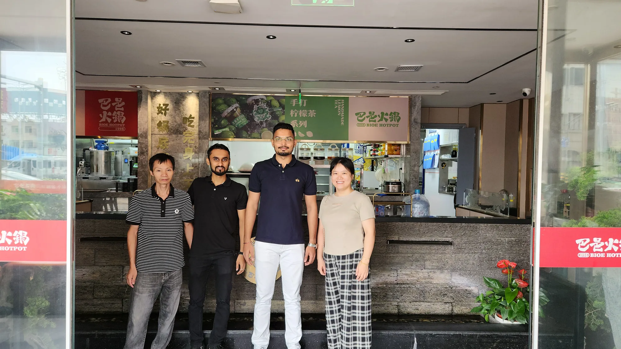 酷熊猫团队在一家火锅店门前合影