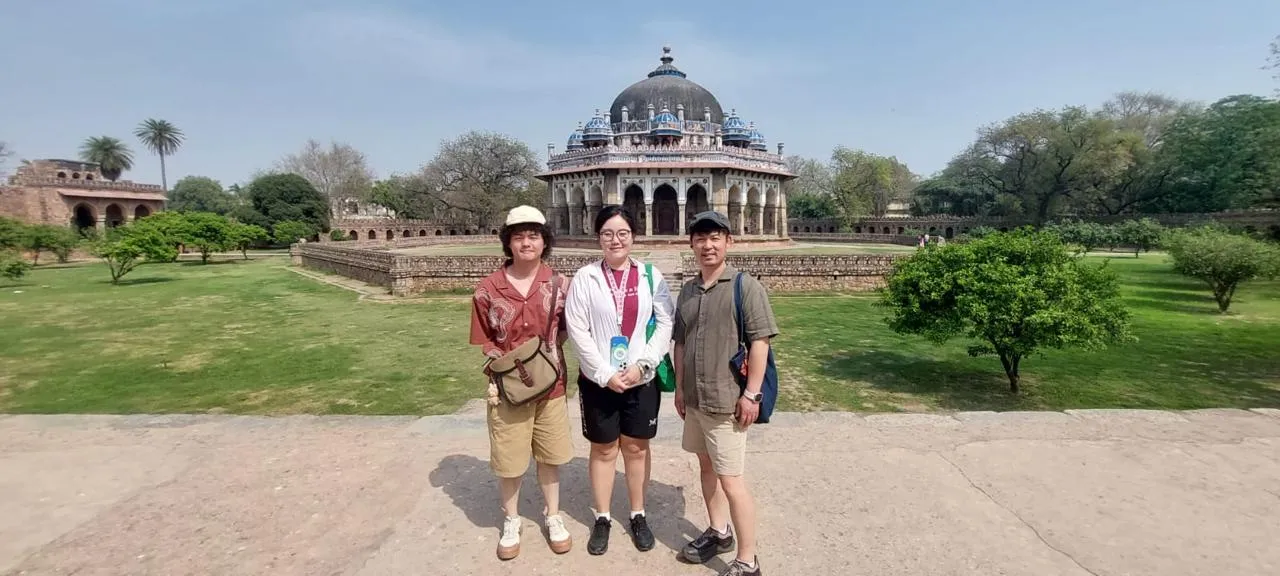 旅客们在莫卧儿陵墓及花园前合影