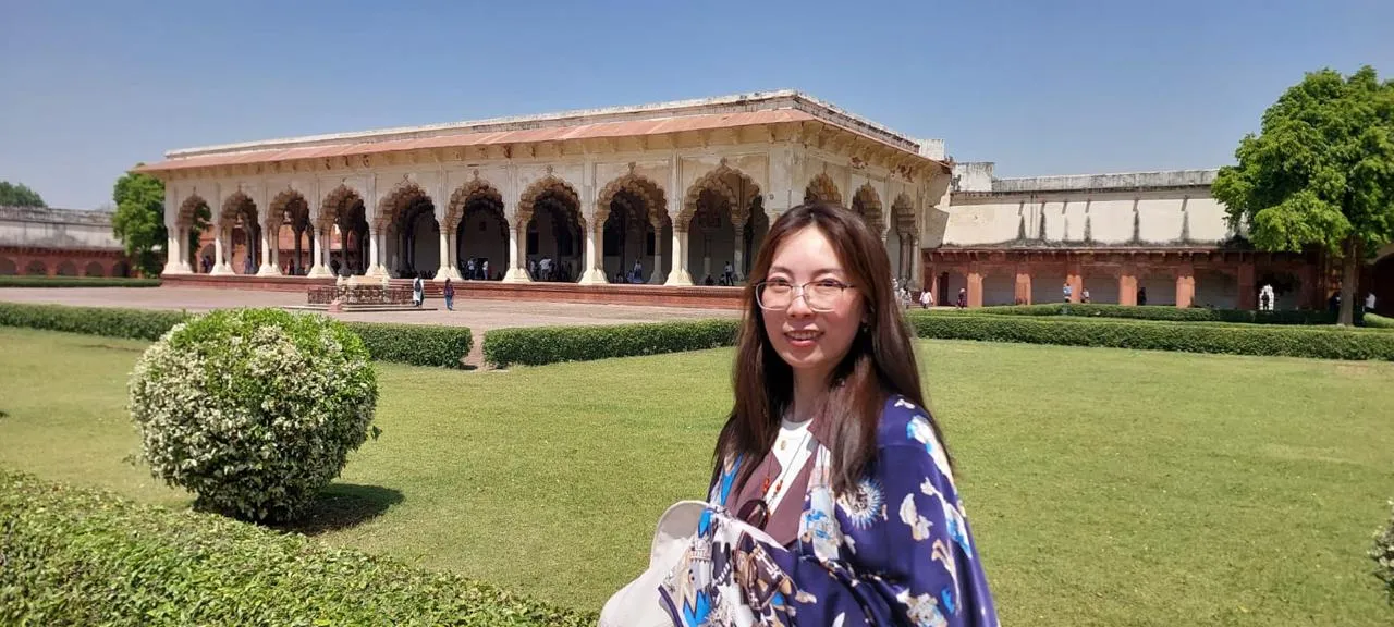 一位旅客在莫卧儿式拱廊前留影
