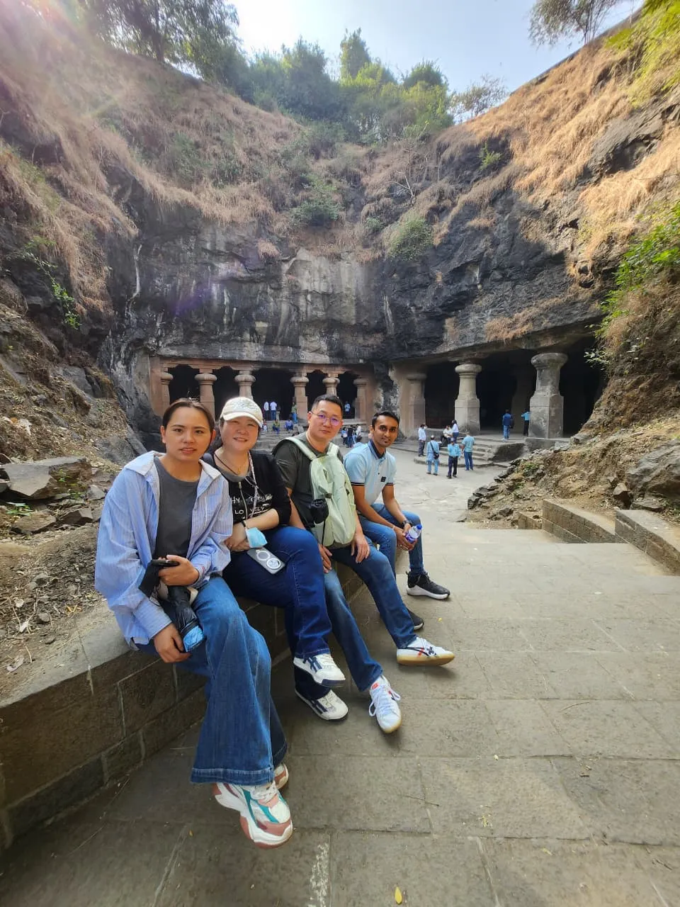 旅客们在石窟入口处休息