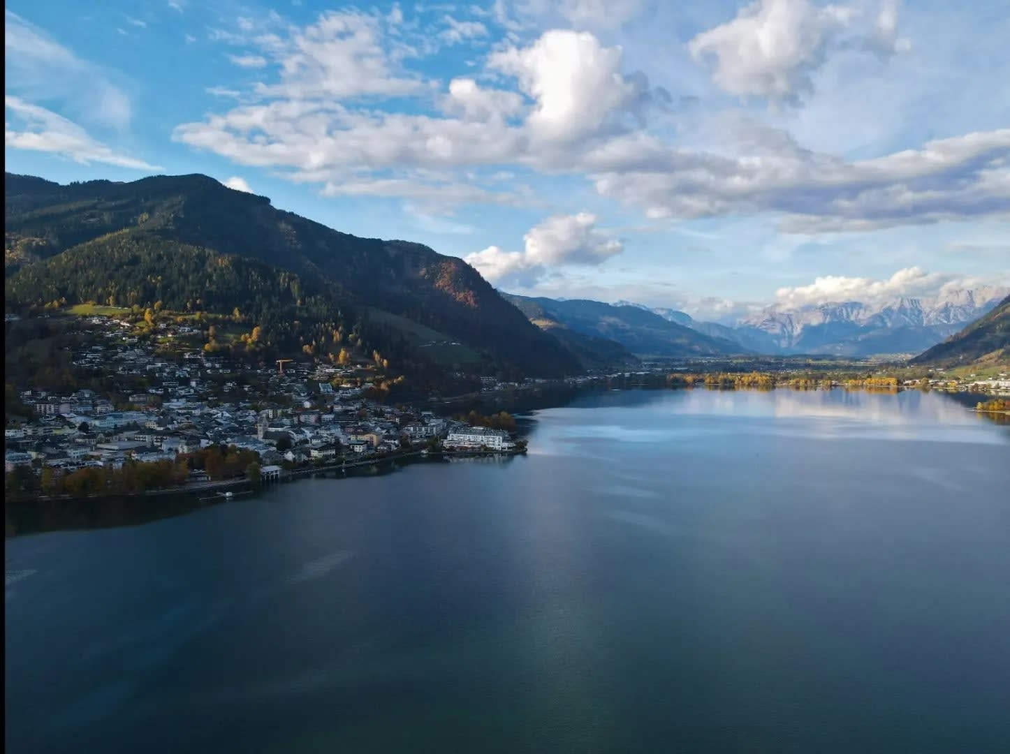 Village in front of a large lake and mountains, Zell am See