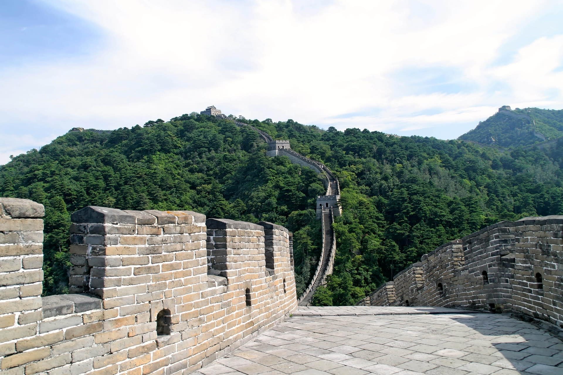 Hallway of the Great Wall in mountains with vegetation