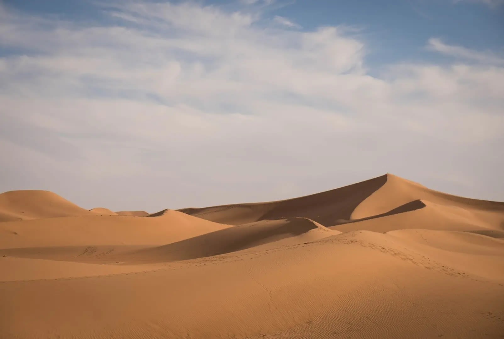 Person alone in the middle of the desert, Sahara Liwa