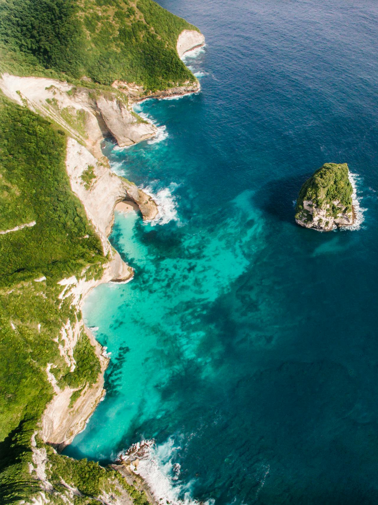Angel's Billabong natural infinity pool at the edge of limestone cliffs on Nusa Penida Bali
