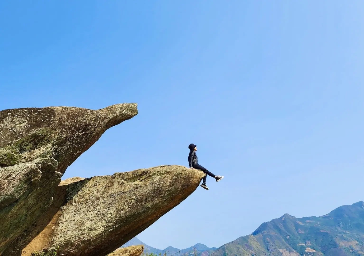 man sitting on a pointed rock looking at the sky, Cabo da Roca