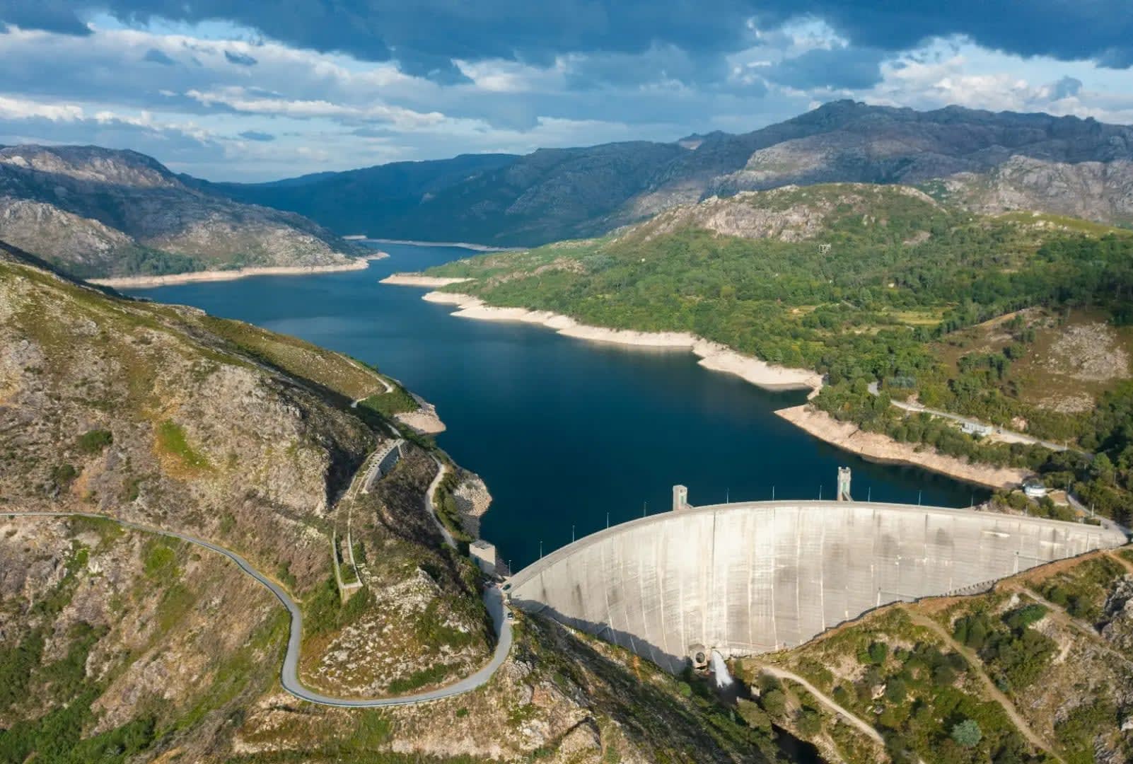 dam with a large lake behind it, surrounded by mountains, Peneda-Gerês