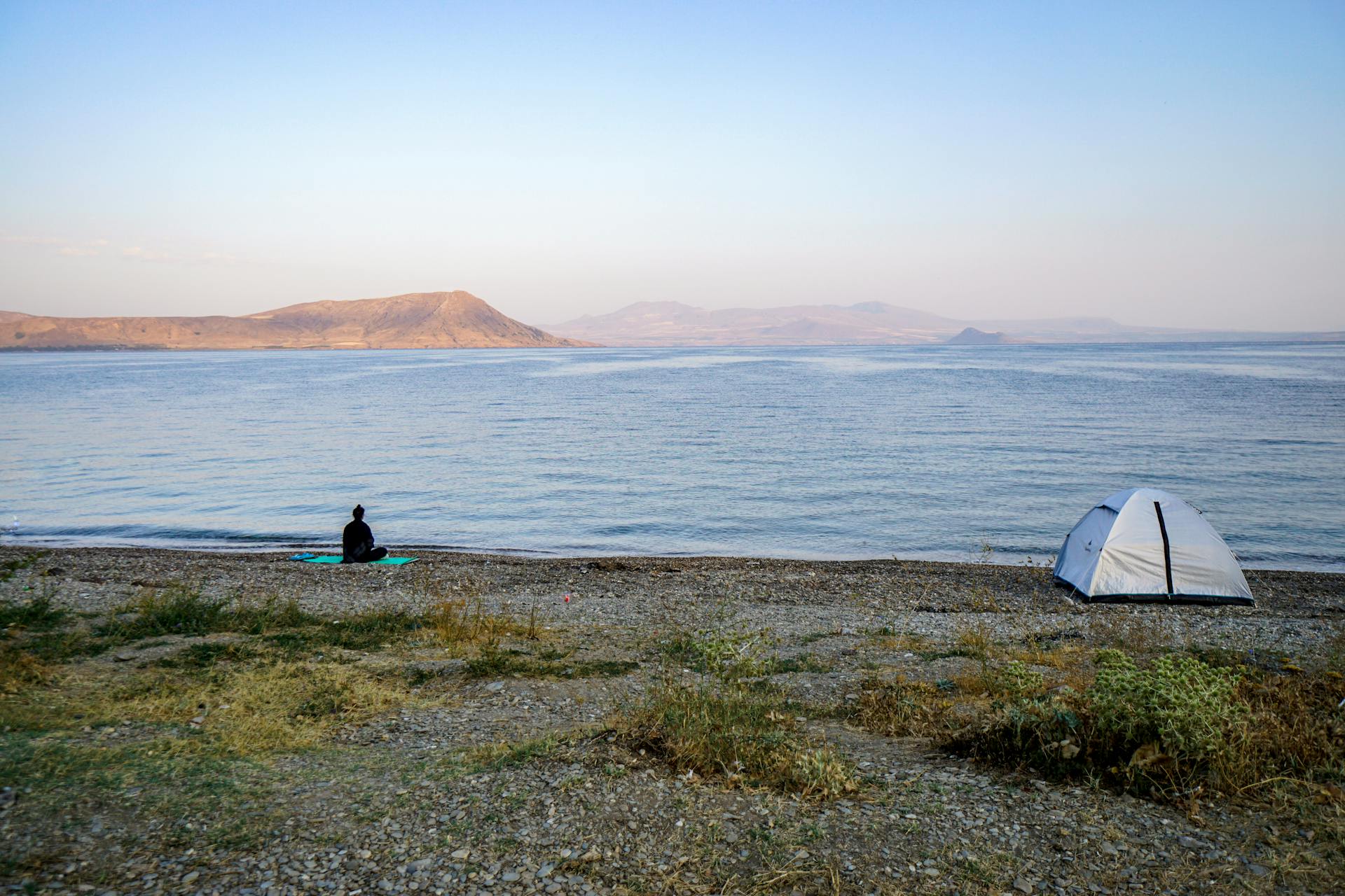 Van Gölü, A lake with mountains in the background 