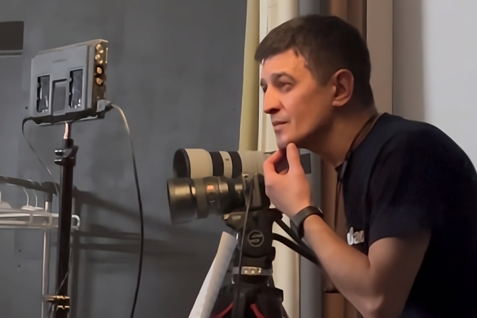Оператор Александр Бондарев за камерой выбирает ракурс для следующего дубля — съемки документального фильма о штрафных батальонах