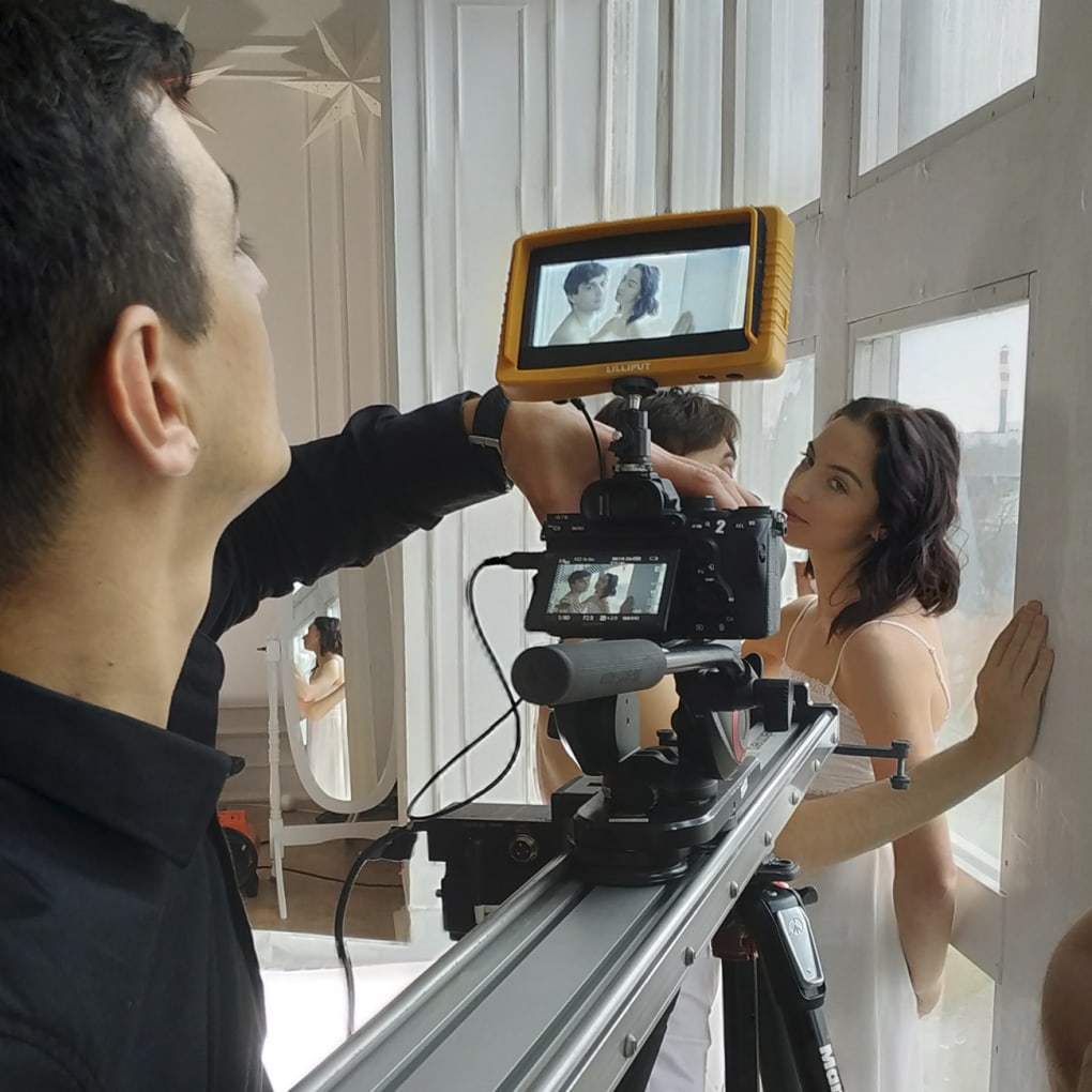 Видеосъемка постановки на камеру со слайдера в светлом интерьере у окна