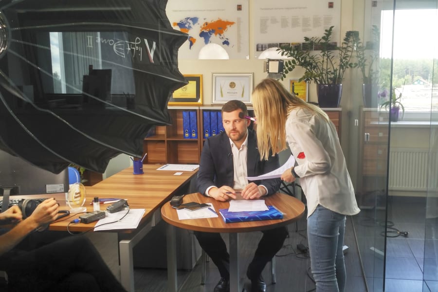 Финальная постановка кадра и проверка света на съёмке видеоцикла «Hörmann объясняет»