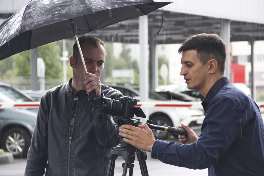 Настройка камеры и света на съёмке рекламного видео Hörmann — режиссёр и оператор студии Бондарева