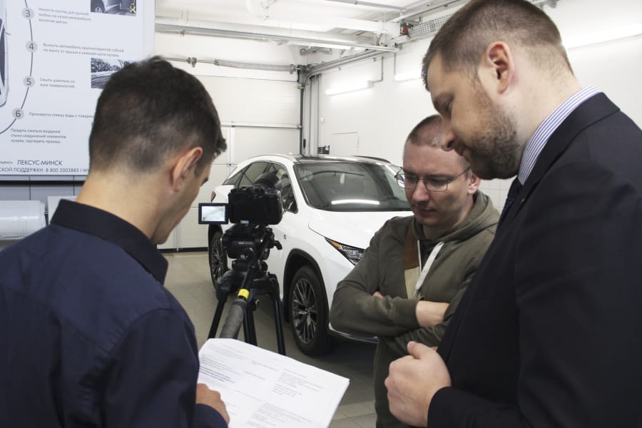 Обсуждение сценария и кадров для промо-видео Lexus и Hörmann на съёмочной площадке