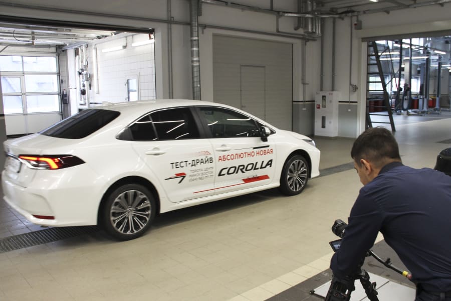 Съёмка промо-видео в автосалоне Toyota — работа оператора и постановка кадра