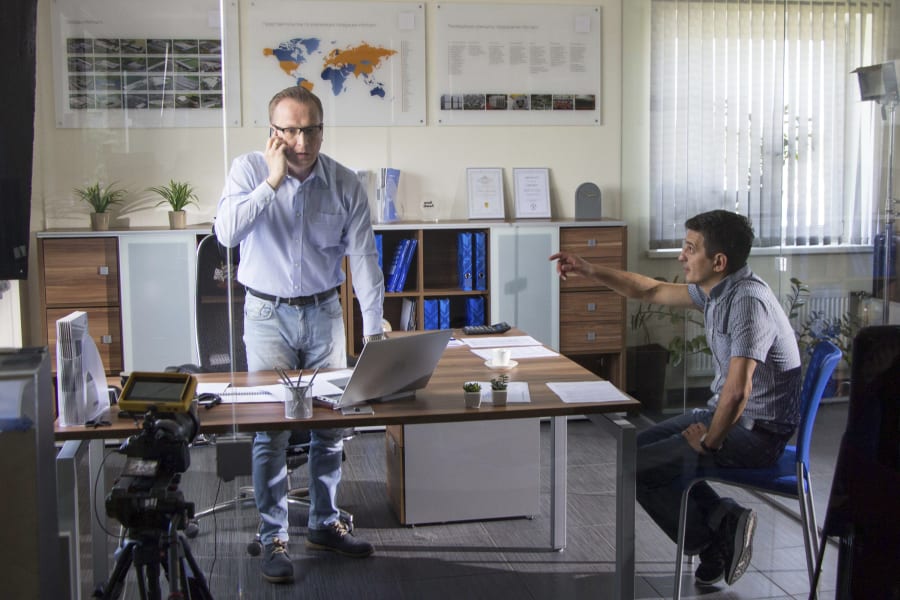 Репетиция офисной сцены для рекламного видео «Уверенно рекомендуют» перед началом съёмки