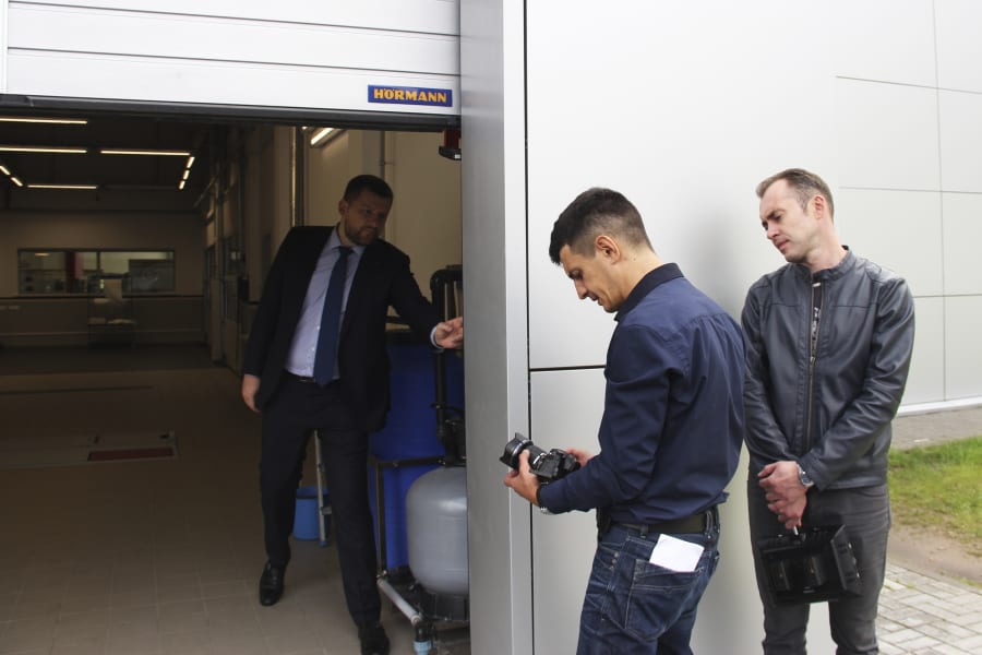 Съёмка финальной сцены промо-видео Hörmann и Toyota в автосалоне — видеопродакшн студия Бондарева