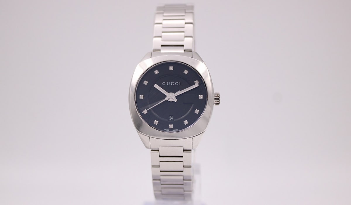Gucci 142.5 watch with black dial and silver case, 2010s