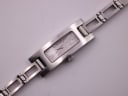 Close-up of the Gucci 3900L watch dial, crown, and first links of the integrated bracelet.