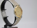 Opposite side profile view of the Gucci 9000 M watch on a display stand, highlighting the two-tone bracelet integration.