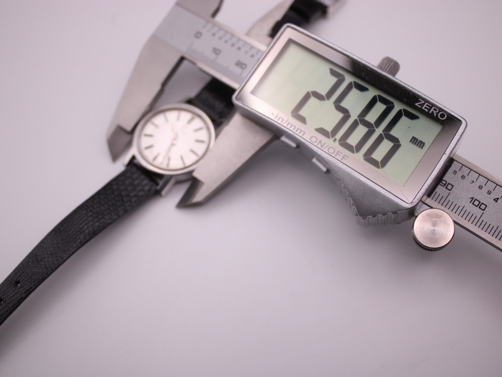 Watch strap on a wrist sizing gauge, showing a maximum wrist size of 172mm.