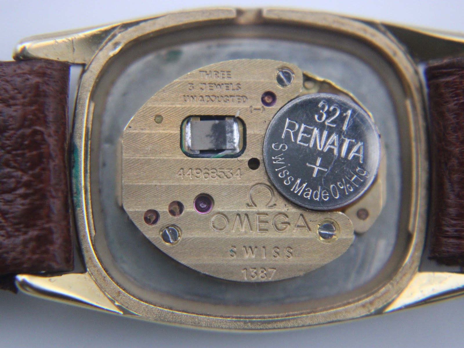 Inside view of the Omega De Ville movement, showing the Omega 1337 quartz calibre, serial number 44968334, and a Renata 321 battery.