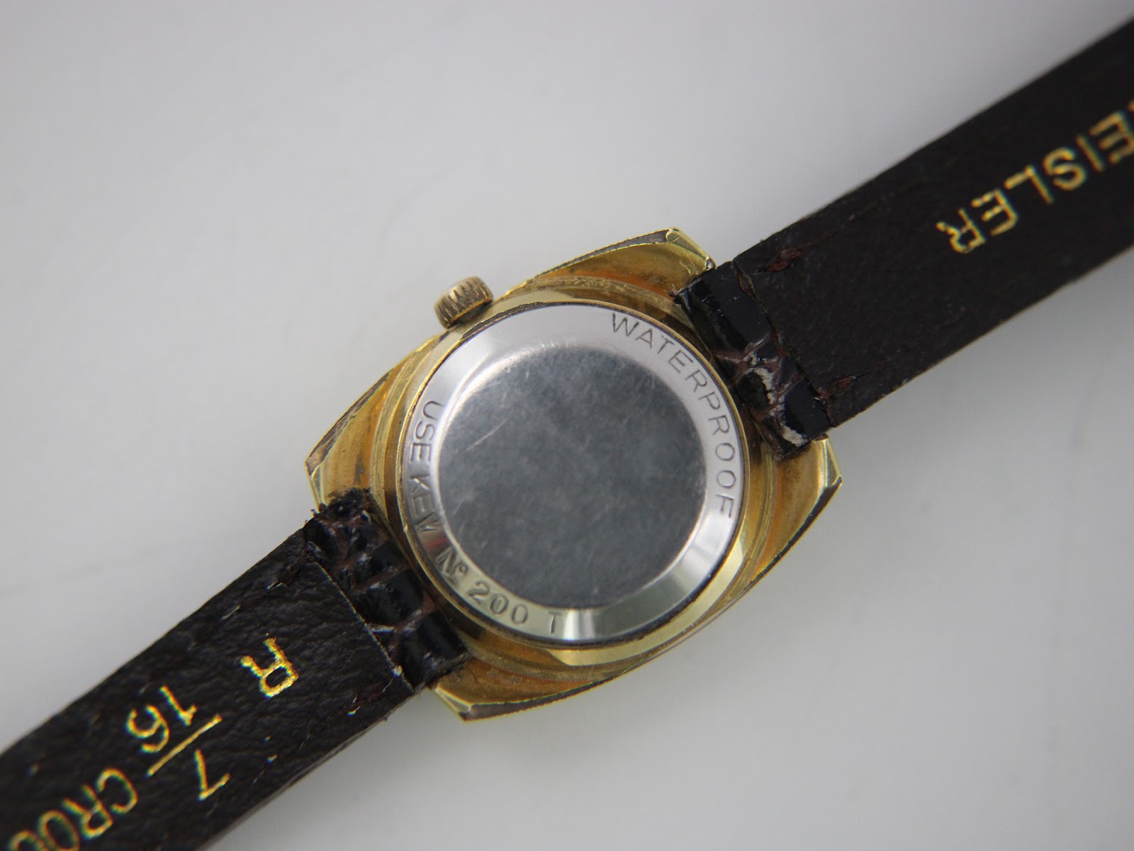 Close-up of the stainless steel case back with 'WATERPROOF N° 200 T' engraving and 'USE RENUVAST' text.