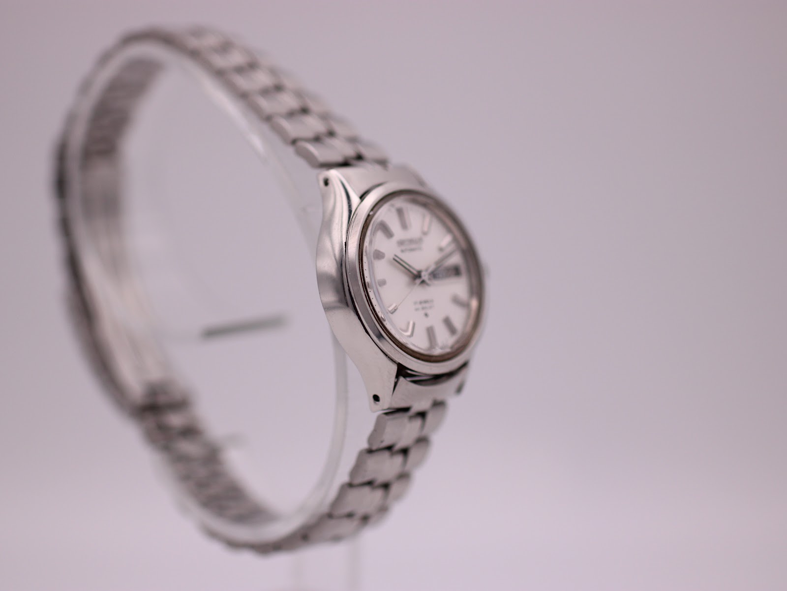 Left-side oblique view of the SEIKO 2906-0020, highlighting the integrated steel bracelet design.
