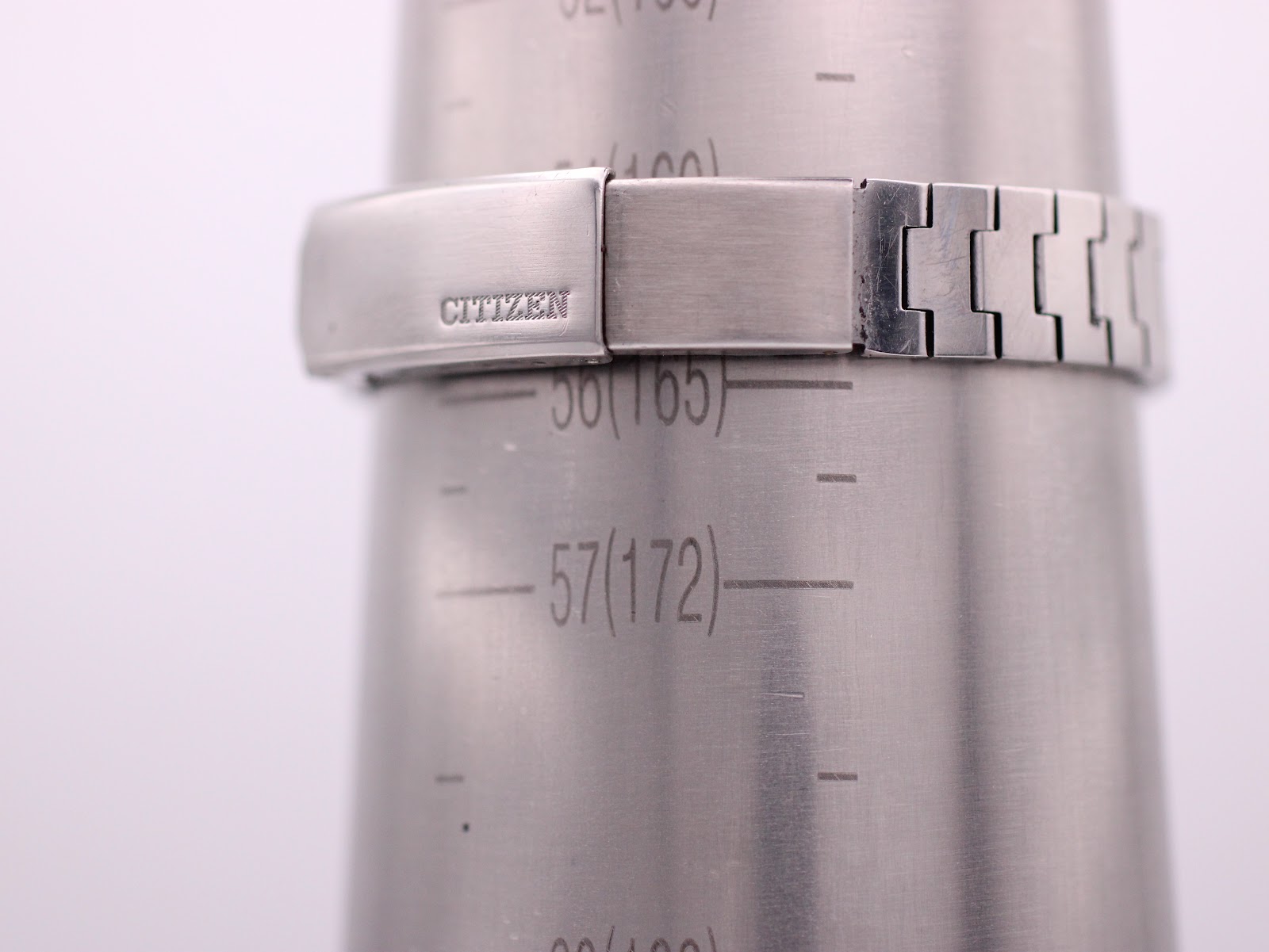 Close-up of the Citizen signed clasp on a wrist sizing gauge, indicating a wrist size of approximately 17.2cm.
