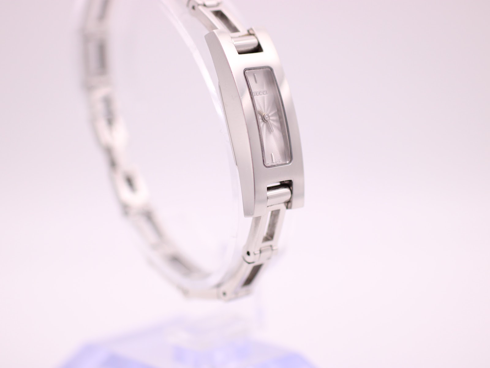 Angled view of the Gucci 3900L watch, showcasing the sleek profile and integrated bracelet.