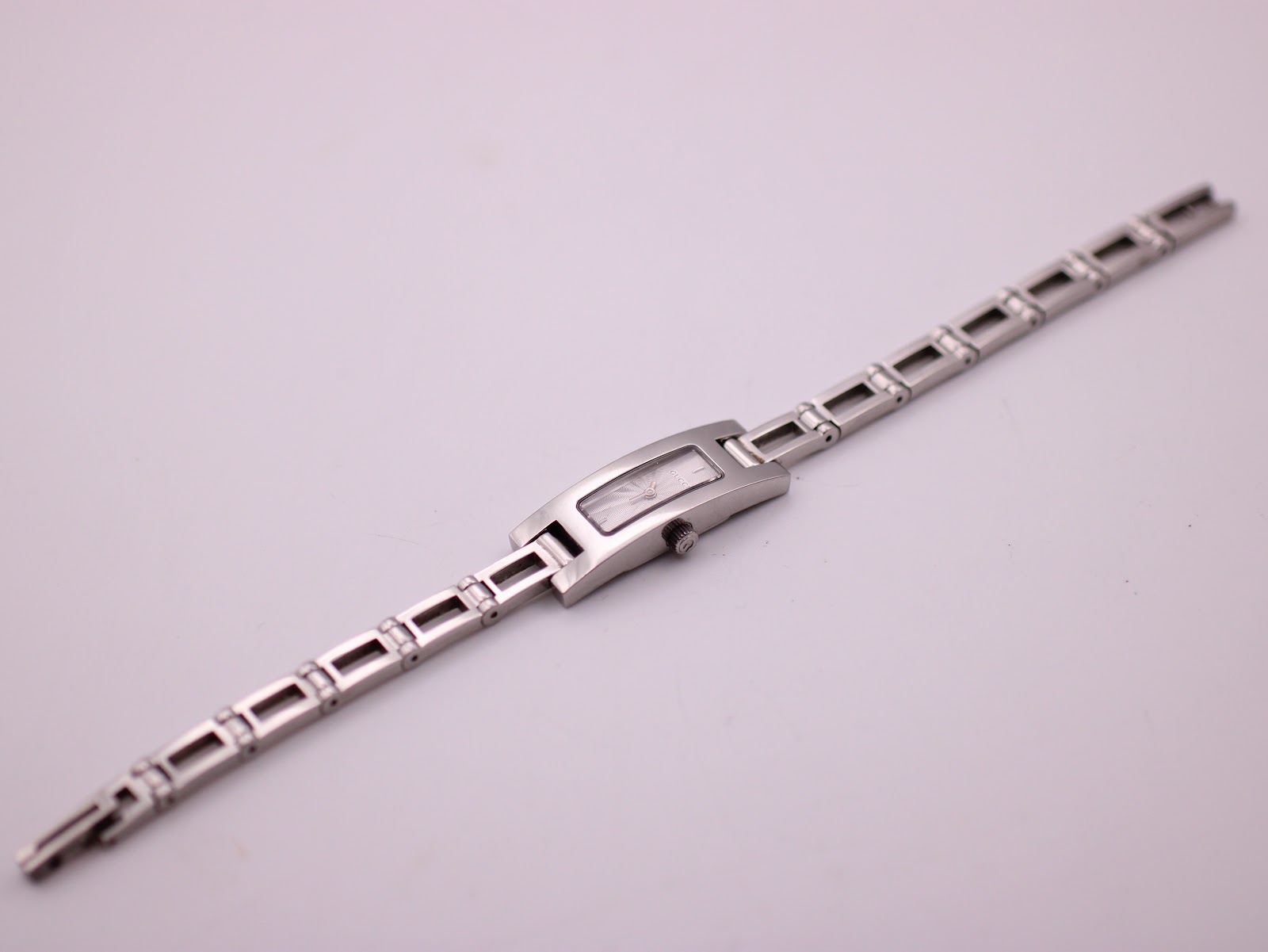 Top-down view of the Gucci 3900L watch with the bracelet extended, displaying the full length.