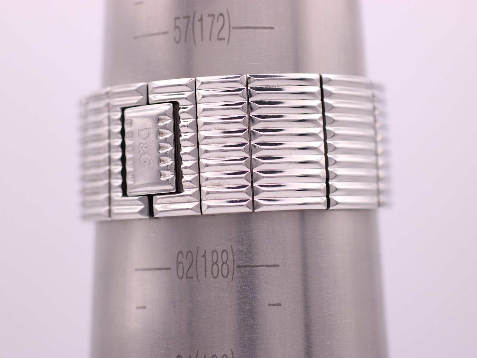 The D&G watch bracelet on a wrist sizing gauge, showing a circumference measurement of 172mm.