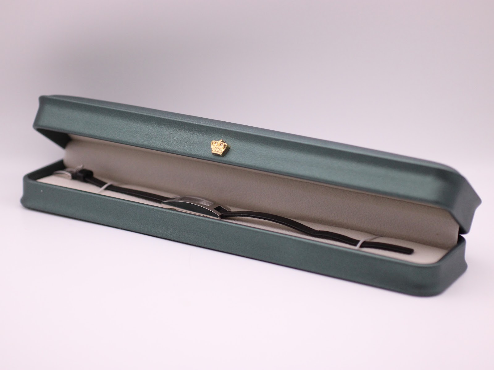 The Gucci 3900L watch displayed in a green presentation box.
