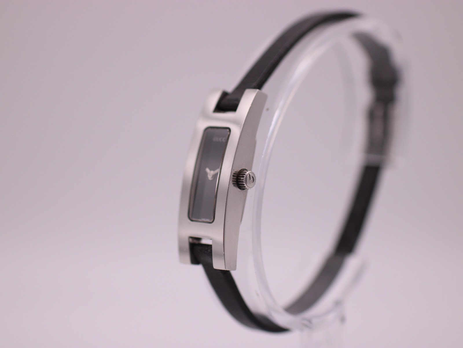 Side profile view of the Gucci 3900L watch showing the case curvature and crown.