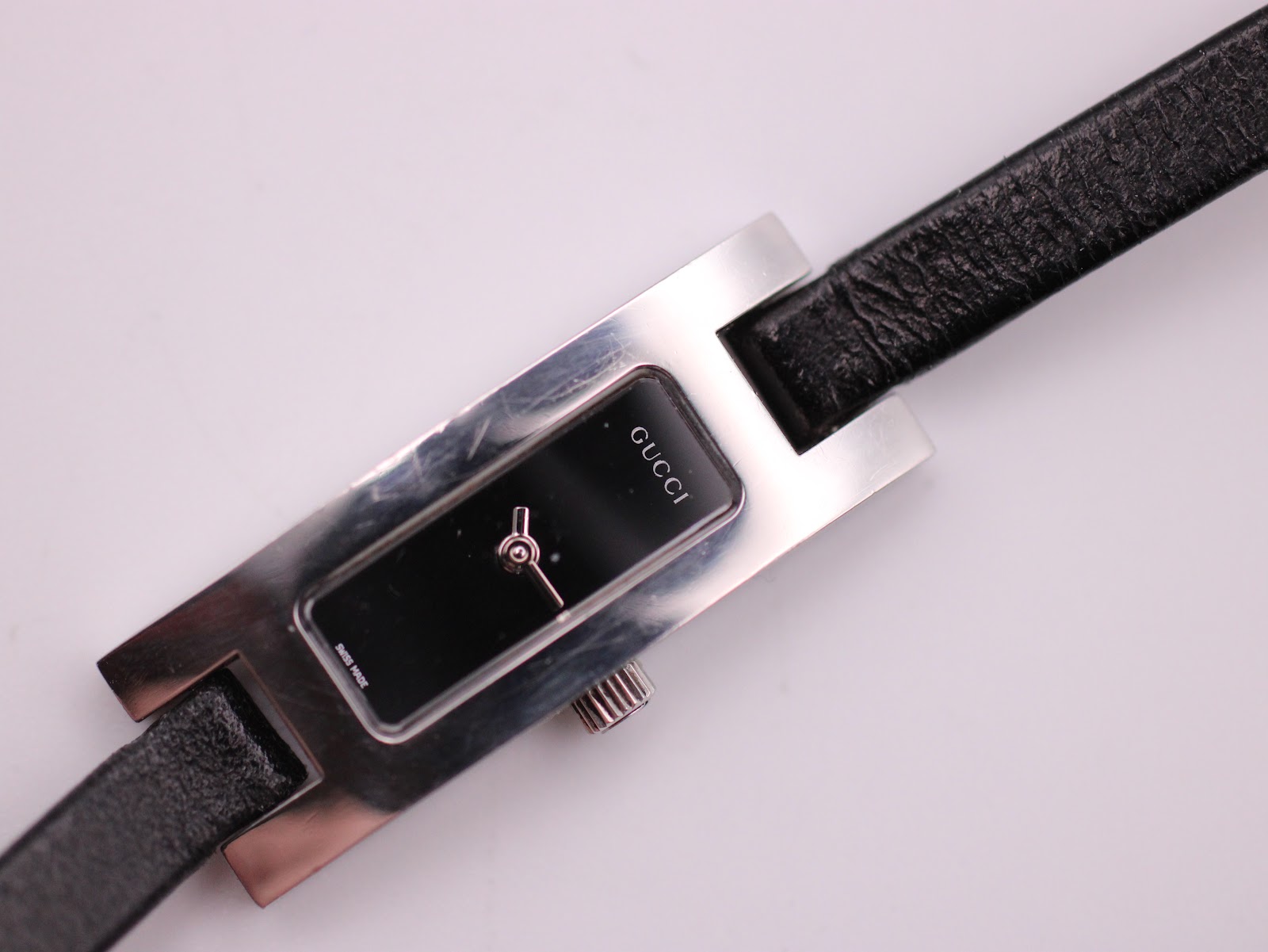 Close-up front view of the Gucci 3900L black minimalist dial with "GUCCI" and "SWISS MADE" text.