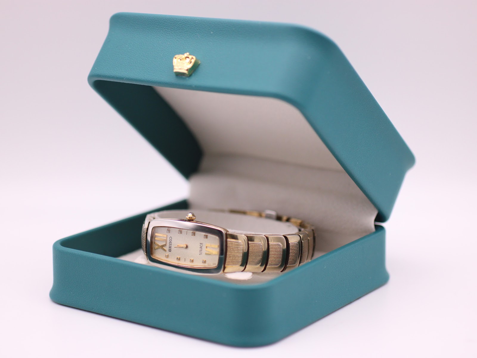 The Seiko Vivace watch presented in a generic green display box with a gold crown emblem.